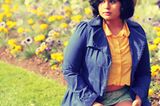 Man könnte sagen, die britische Bloggerin Ragini lebt in ihrer eigenen, hübschen kleinen Vintage-Welt. In ihrem Blog A Curious Fancy postet sie nostalgisch anmutende Fotos von ihren liebevoll zusammengestellten Outfits. Zu knappen Shorts trägt auch sie bauchfrei - und dazu eine Jacke in Signalblau.