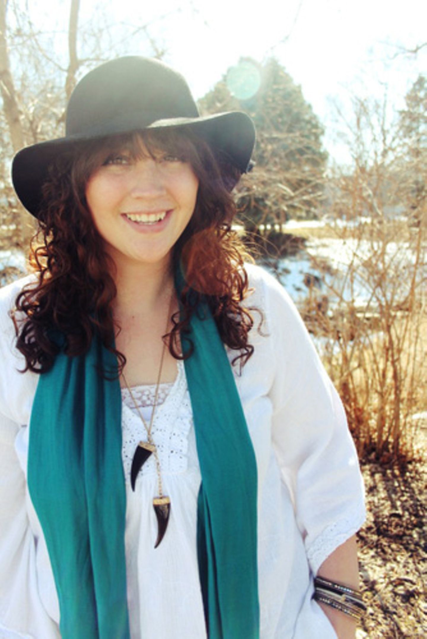 Auch die amerikanische Bloggerin Hannah Rupp liebt Second-Hand-Mode. Auf An Old Story postet sie regelmäßig Fotos ihrer bunt zusammengemixten Outfits. Der Hippie-Look mit weißer Tunika und schwarzem Schlapphut hat uns besonders gut gefallen.