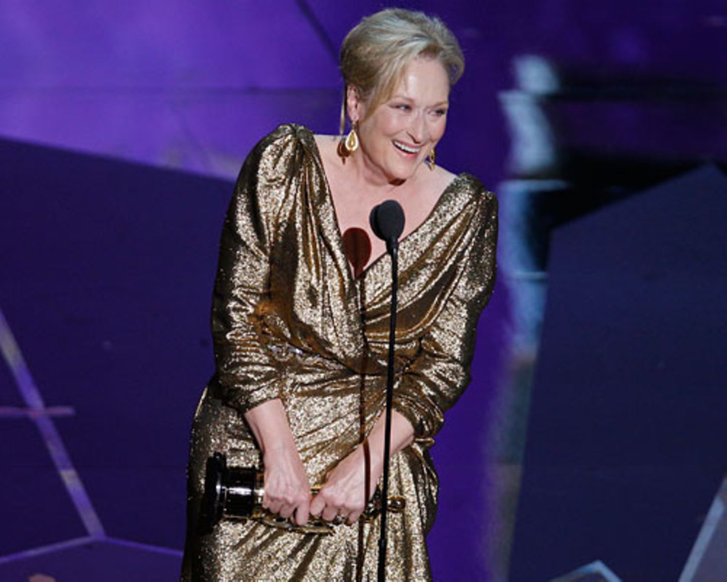 Ihre 17. Oscar-Nominierung brachte Meryl Streep den dritten Oscar ihrer Karriere. Mit ihrer tollen Performance als Maggie Thatcher in "Die Eiserne Lady" galt sie als Favoritin auf den Preis als beste Hauptdarstellerin. Passenderweise hatte sich Meryl Streep auch gleich in Gold gewandet. Wir finden: Absolut angemessen, der Oscar für Maggie-Meryl. Streep selbst hatte in ihrer Dankesrede befürchtet, halb Amerika würde jetzt aufstöhnen und sagen: "Oh no, die schon wieder". Wir sagen: Schön, endlich sie mal wieder. Streeps letzter Oscar-Gewinn ist schließlich schon 29 Jahre her. Die Oscar-Stilkritik: Wer war top, wer trug flop? Mehr bei BRIGITTE-woman.de: Meryl Streep: Ihre schönsten Rollen Der Stil von Meryl Streep
