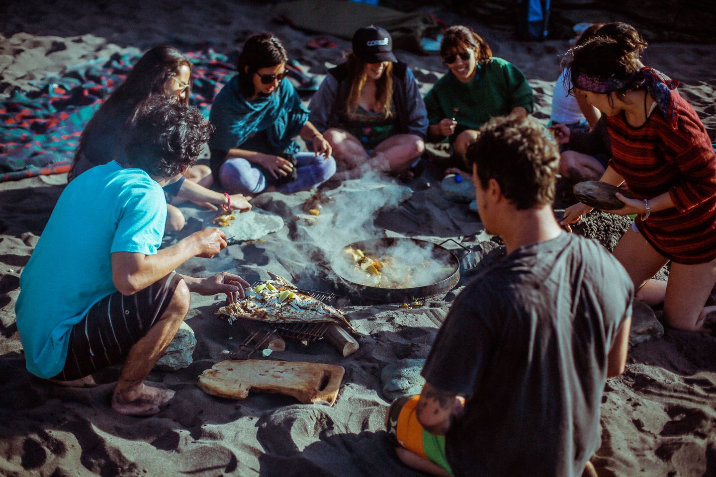 Zum Bild: Chile: Nach einer Runde Surfen schmeckt das Essen mit Freunden gleich noch viel besser.