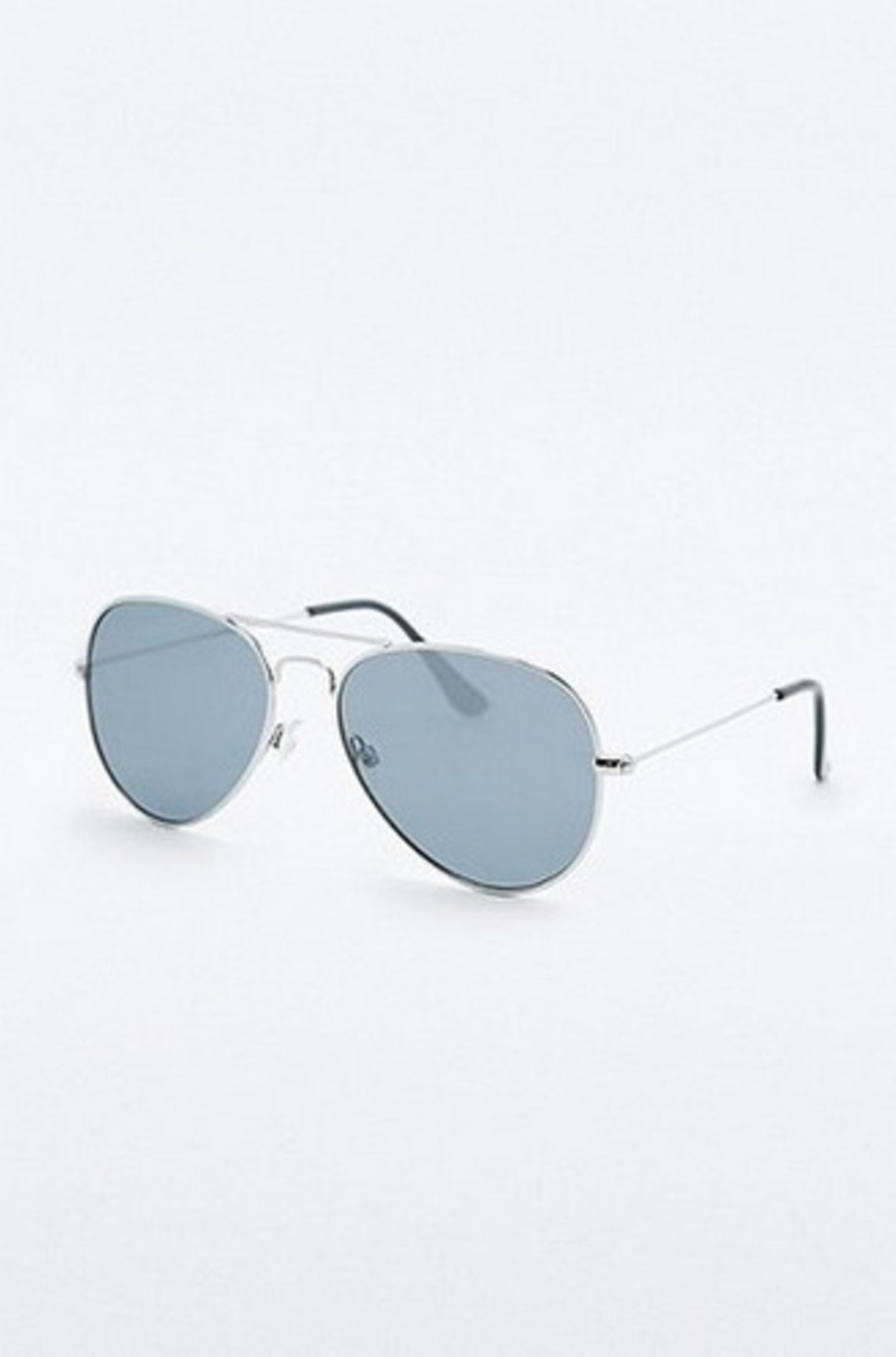 Sommer: Der Klassiker – die Pilotenbrille mit silberfarbenem Drahtgestell und schützenden Bügelenden, von Urban Outfitters, ca. 27 Euro.