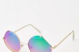 Sommer: Anzeige: Sonnenbrille mit bunt verspiegelten Gläsern und rundem Gestell, mit Aussparungen an den Seiten, über Asos, ca. 20 Euro.