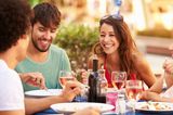 Gesunde Ernährung: Drei junge Menschen essen gemeinsam
