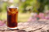 Gesunde Ernährung: Ein Glas Cola mit Eiswürfeln