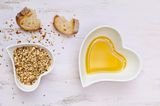 Gesunde Ernährung: Zwei Schalen in Herzform, gefüllt mit Öl und Brotkrumen