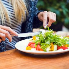 Gesunde Ernährung: Frau isst Salat