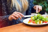 Gesunde Ernährung: Frau isst Salat