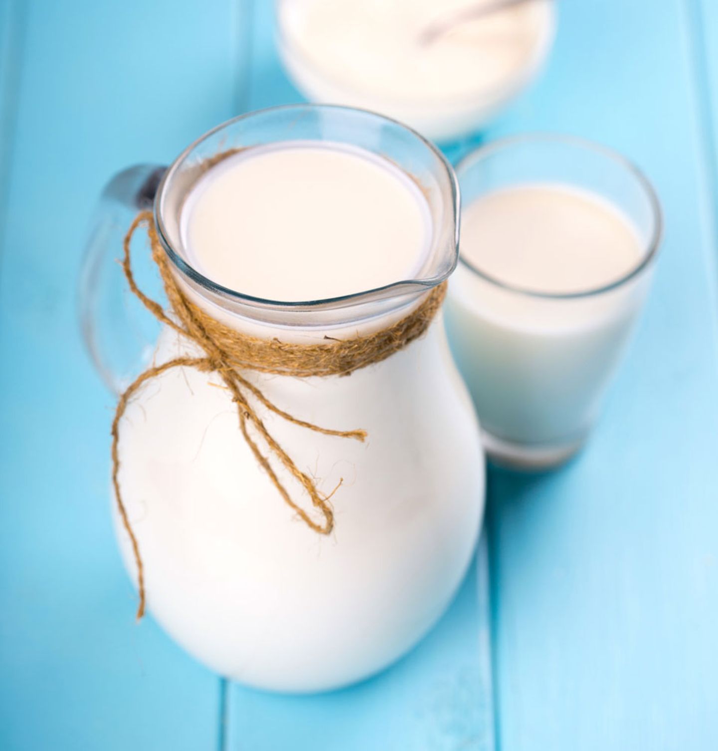 Mediterrane Diät: Milchkanne auf blauen Hintergrund
