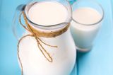 Mediterrane Diät: Milchkanne auf blauen Hintergrund