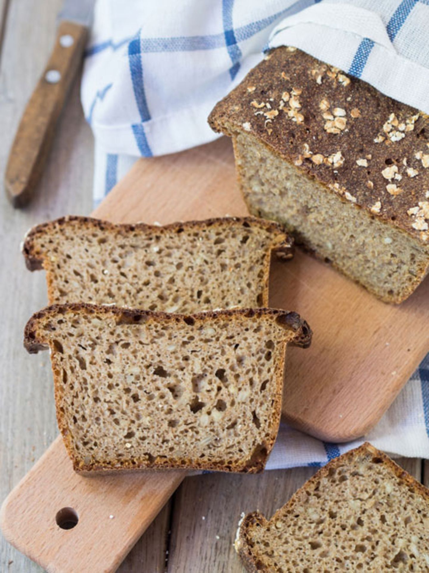 Mediterrane Diät: Zwei Scheiben Brot neben einem Brotlaib