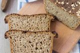 Mediterrane Diät: Zwei Scheiben Brot neben einem Brotlaib