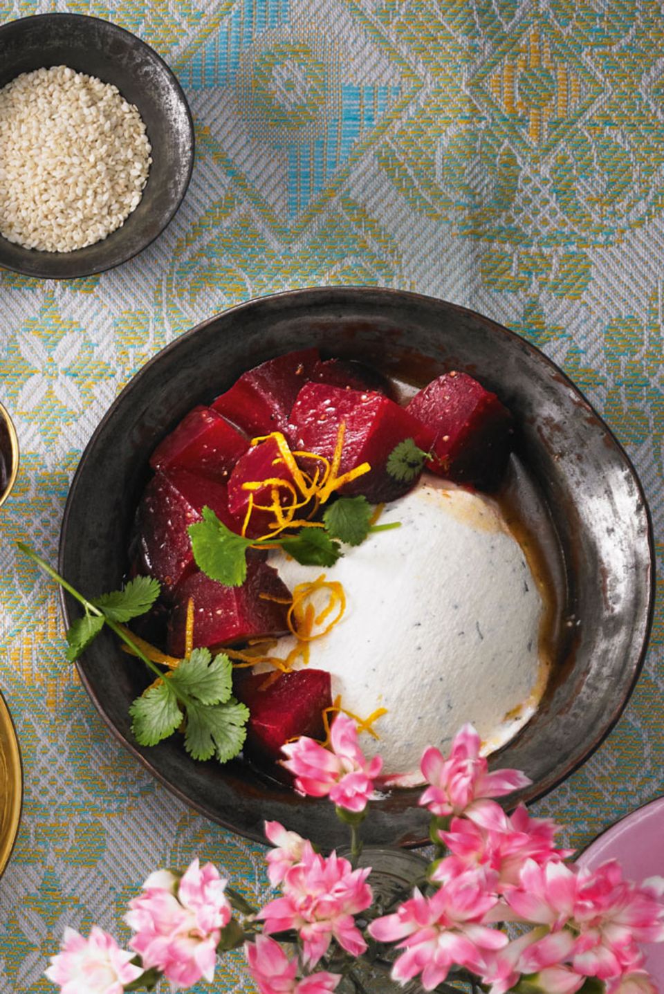 Orange, Honig, Öl und Koriander machen die Rübe zur Exotin. Zum Rezept: Rote Bete mit Zitronen-Frischkäse Orange, Honig, Öl und Koriander machen die Rübe zur Exotin. Zum Rezept: Rote Bete mit Zitronen-Frischkäse