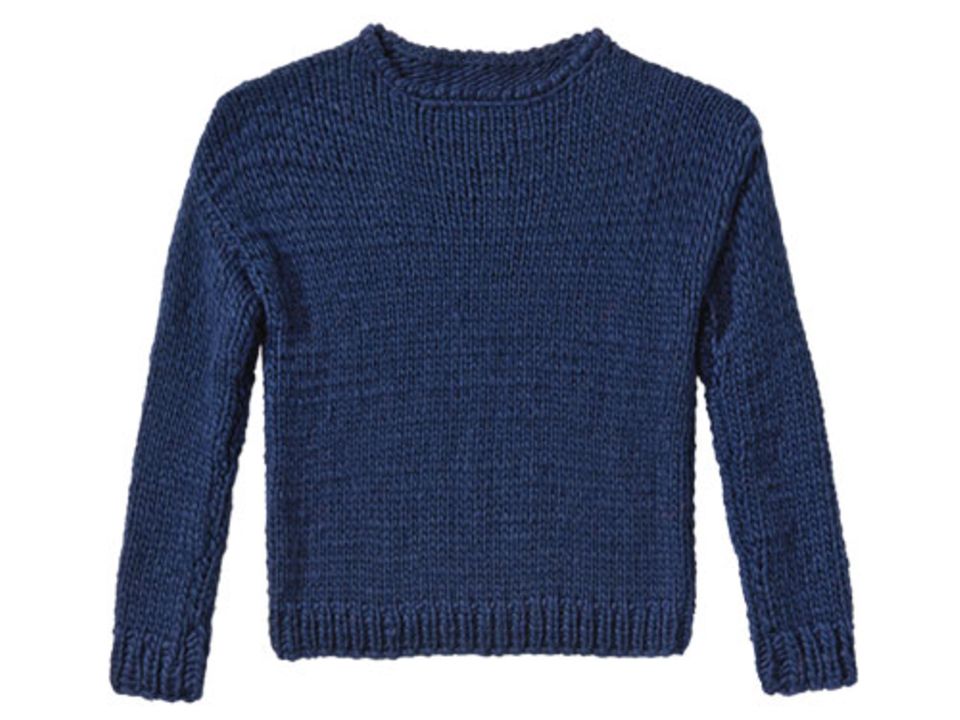 Bevor Sie den Marine-Pullover stricken, machen Sie unbedingt eine Maschenprobe. Die garantiert vom ersten Anschlag an, dass der Pullover wie angegossen passt. Zur Anleitung: Marine-Pullover stricken.