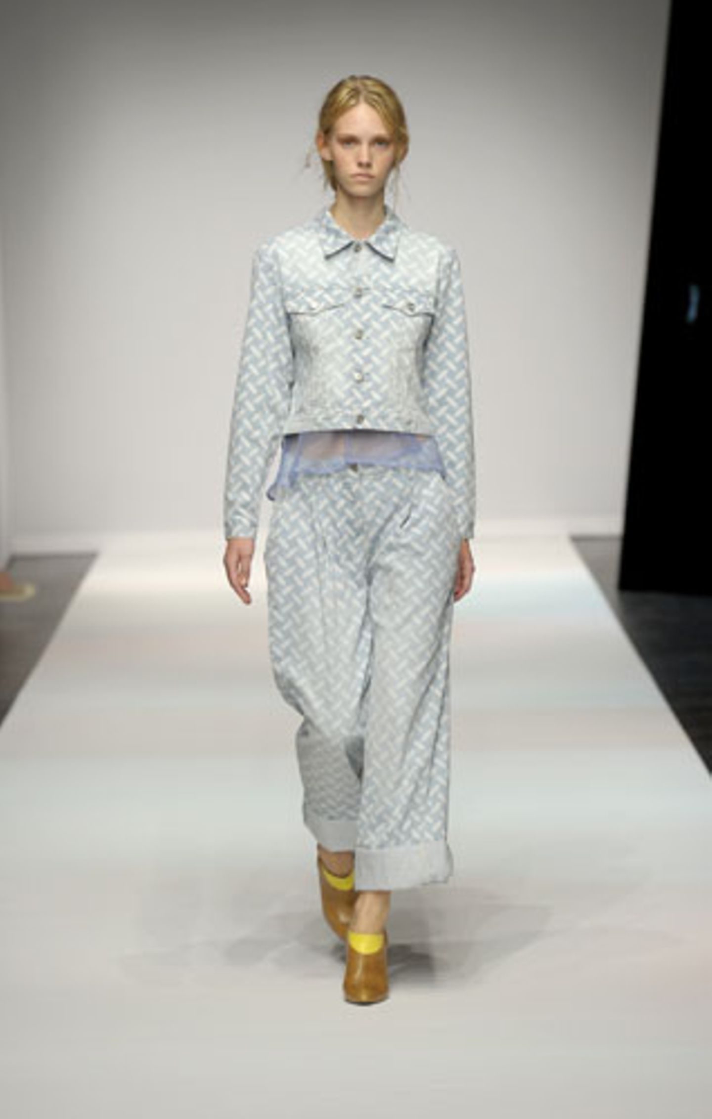 Modedesignerin Leyla Piedayesh wählt für die Sommerkollektion 2015 ihres Labels Lala Berlin bedruckte Denim-Stoffe in Pastellblau.