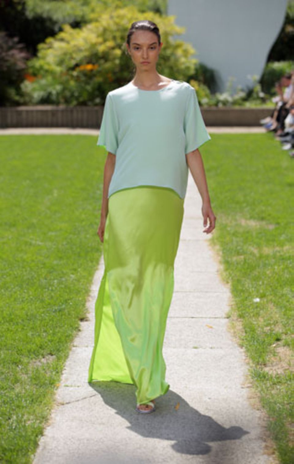 Das Label Perret Schaad mischt verschiedene Grüntöne in seiner Sommerkollektion 2015. Zum Beispiel hier leuchtendes Hellgrün.