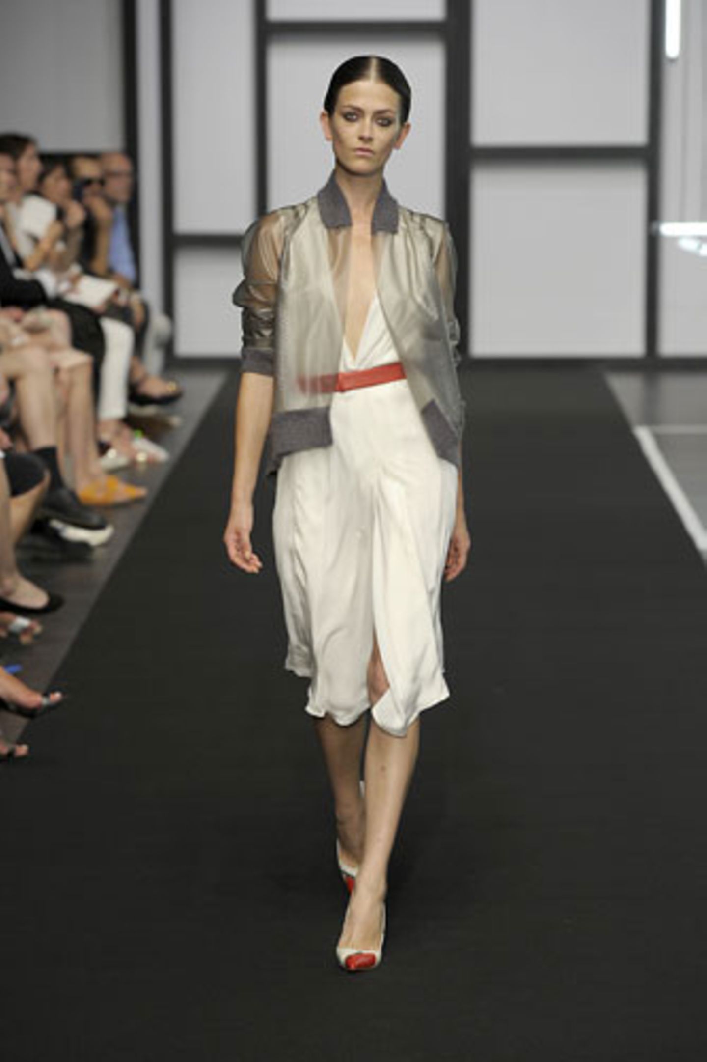 Noch alltagstauglicher: die transparente Jacke, die Designer Dawid Tomaszewski designt hat.