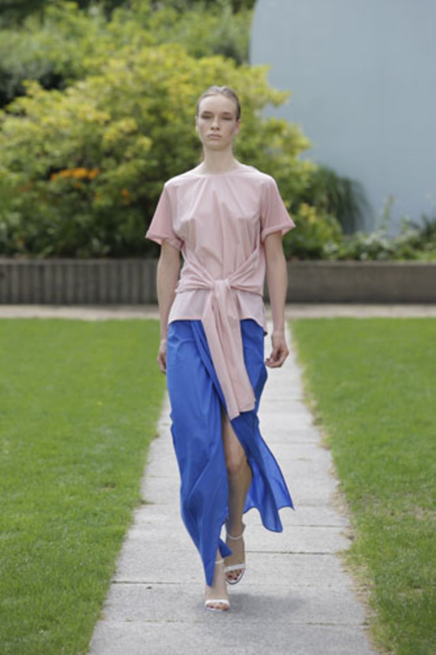 Das Designerduo Perret Schaad plädiert ebenfalls für Rosé. Der Farbkontrast dazu: ein leuchtendes Azurblau.
