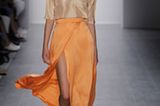 Modedesigner Hien Le wählt ein helles Orange in Kombination mit leichten, fließenden Stoffen. Hier als Maxirock.
