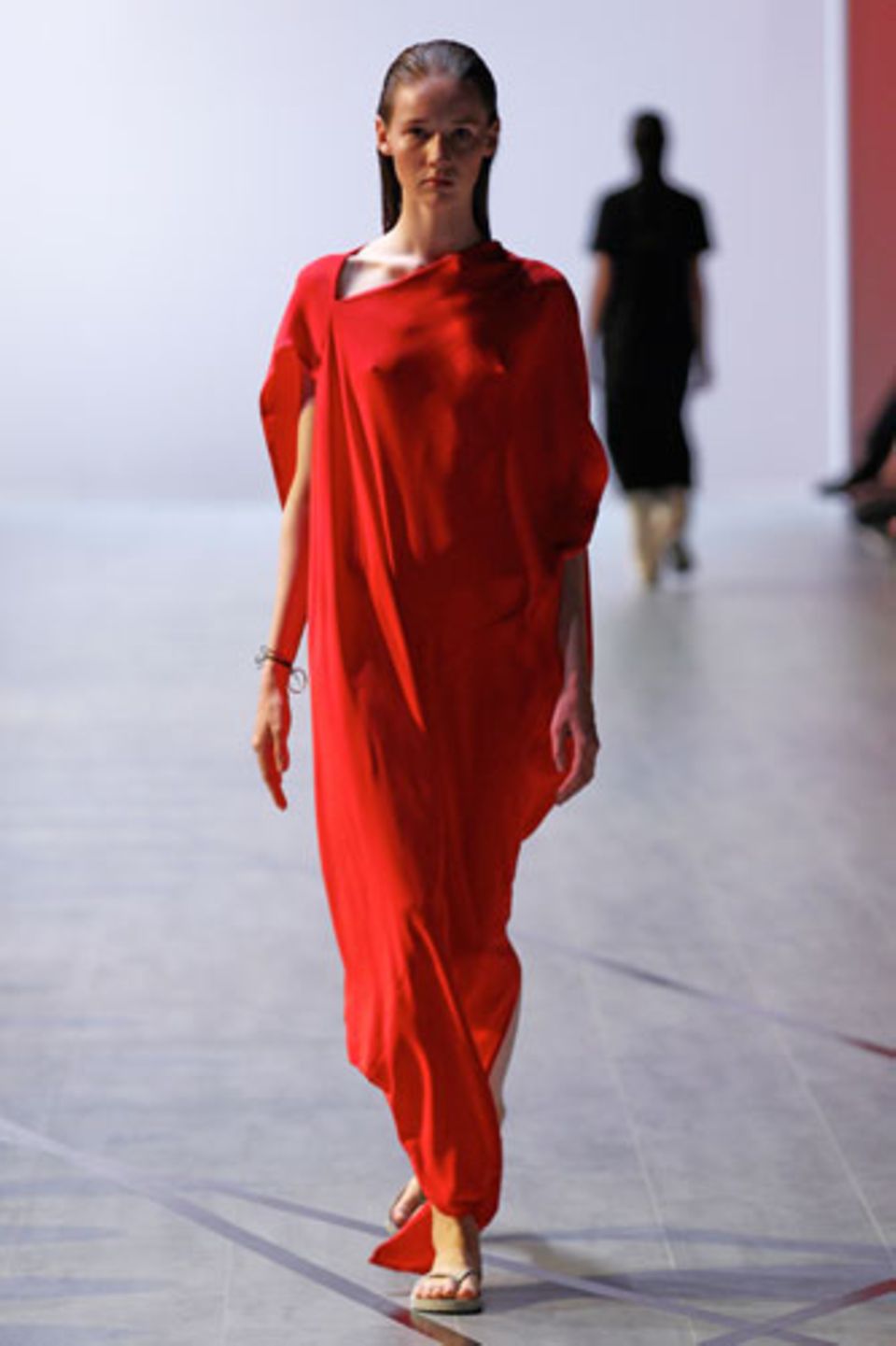 Ein letzter Farbtrend für den Sommer 2015: Es wird rot. Designer Michael Sontag präsentiert diesen Hingucker-Look.