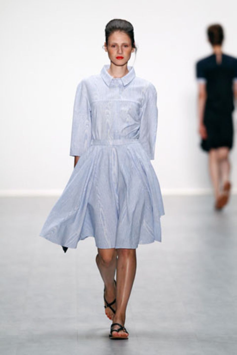 Ein zweiter, großer Farbtrend für den Modesommer 2015 ist ein pastelliges Babyblau. Hier zu sehen auf dem Laufsteg beim Öko-Label Anne Gorke.