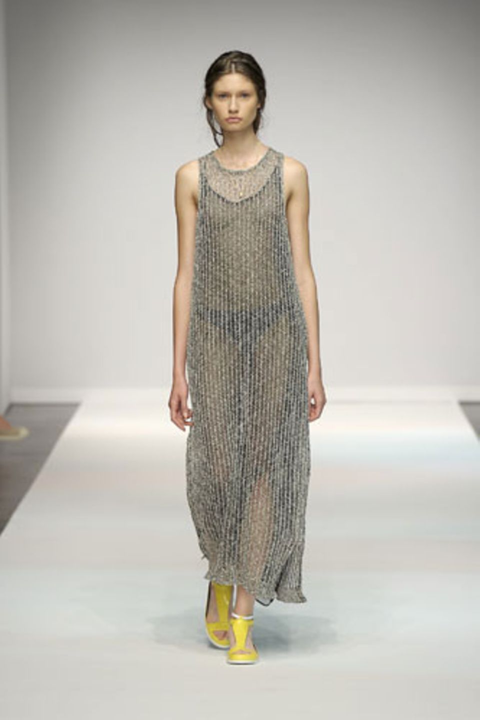 Sinnlich geht es hingegen bei Lala Berlin zu: Das transparente Kleid mit Anklängen der 90er-Mode lässt tief blicken.
