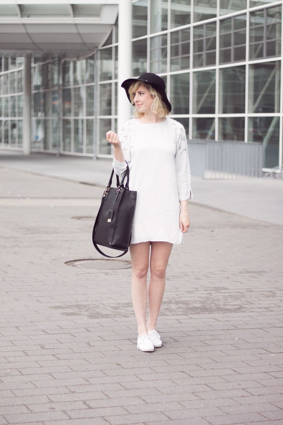 Sängerin und Mode-BloggerinJoleena setzt im Sommer auf große Hüte, die perfekt vor der Sonne schützen und ein stylisches Acccessoire zu jedem Outfit abgeben.