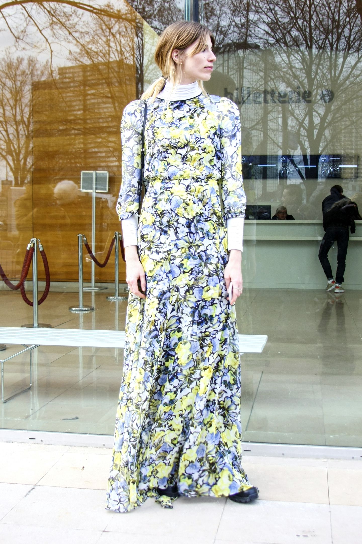 Blumen verwelken, Blumen-Prints vergehen nie! Stilikone Veronika Heiobrunner zeigt uns ihr bodenlanges, luftiges Kleid.