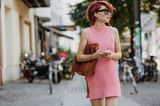 "Diese Saison und auch auf vielen Shows für das kommende Jahr ist unfassbar viel Sommer-Strick zu sehen. Webmaterialien und kurzärmlige und ärmellose Strickteile oder Sets mit Shorts sind total im Trend. Luftig wirken sie durch Bonbon-Farben wie mein Piece von Edited.de, welches ich während der Fashion Week getragen habe.", verrät Lisa, die zum Blogger Bazaar-Team gehört. Uns gefällt der rosa Strick zu der roten Mähne besonders gut!