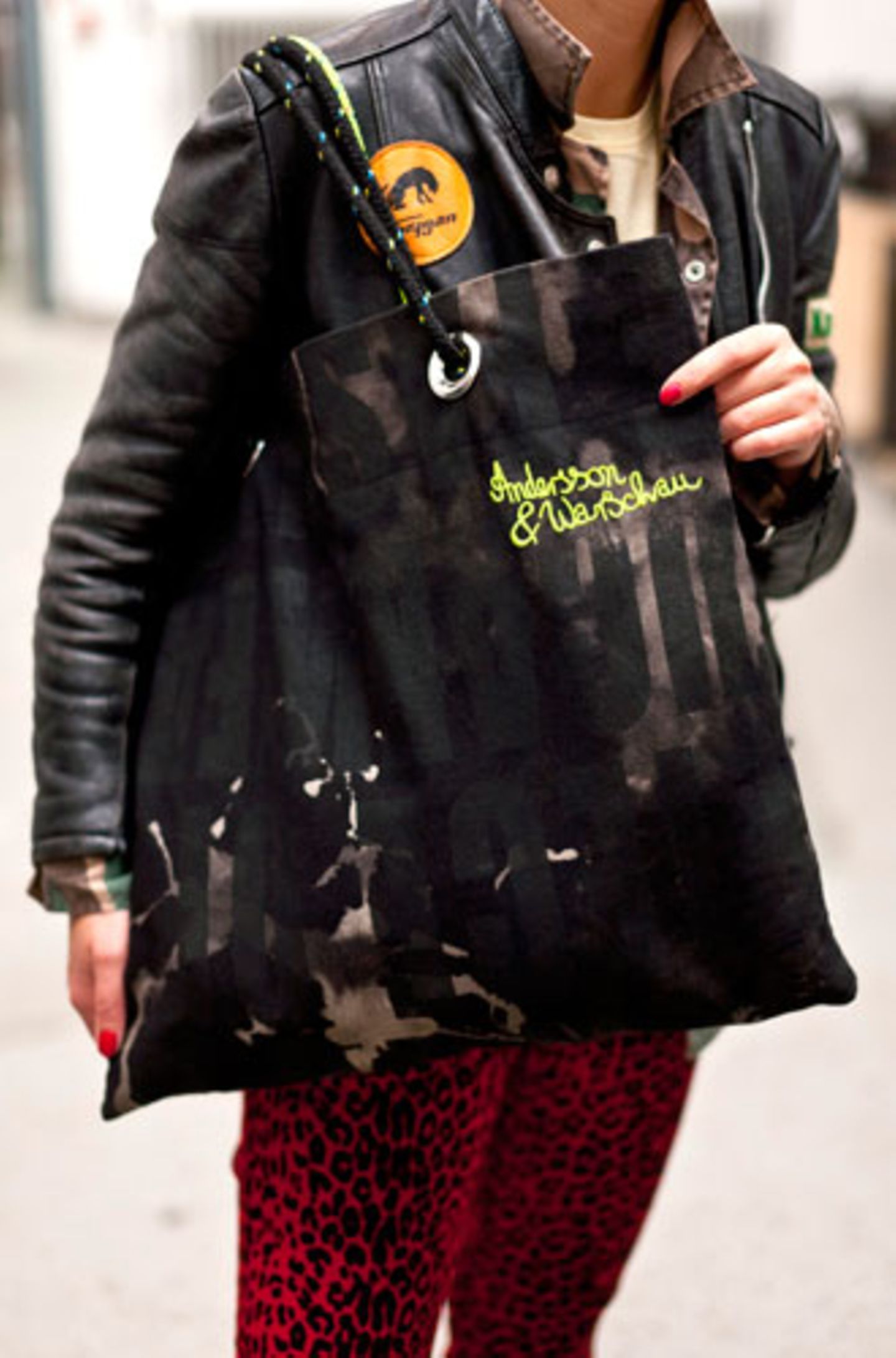 Jetzt wissen wir auch, wozu Birgid das Neongarn braucht: Um ihre selbstgemachte Handtasche mit dem Logo Andersson & Warschau zu versehen.