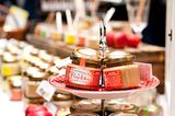 Zu den beliebtesten Honig-Varianten zählen aktuell Lebkuchen und Minze. Mehr über den Honig vom Bauernhof und die Imkerin Agnes Flügel lesen Sie in dieser Geschichte aus der BRIGITTE WOMAN.