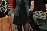 Friederikes schwarzer Hut hat uns so gut gefallen, dass wir sie unbedingt fotografieren mussten. Sie begleitet ihre Schwester Christine, die an einem Stand den handgemachten Schmuck ihres Labels Gudbling verkauft.