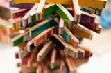 Den handgefertigten Einzelstücken sieht man ihre aufregende Vergangenheit an. Hier stapeln sich bunte Topfuntersetzter - für 15 Euro auch im Online-Shop erhältlich.