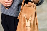 Dabei kommt hauptsächlich hochwertig Rindsleder zum Einsatz, wie auch bei dieser Beuteltasche namens Nana.