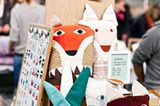 Füchse, Vögel und Katzen tauchen immer wieder in Karins Designs auf. Uns hat es das Ananas-Kissen besonders angetan. Mehr zu ihren Entwürfen und Links zu diversen Shops unter www.karinlindeskov.com.