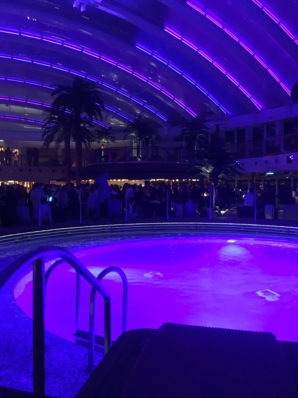 Abends verwandelt sich der Beachclub zur Partyzone: Musik und Cocktails lassen die Liegefläche zum Dancefloor werden, das Dach und der Pool werden stimmungsvoll beleuchtet.