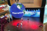Technisches Highlight im Theatrium ist der fast eine Tonne schwere LED-Ball, der mit einem Durchmesser von drei Metern über der Bühne schwebt. Über 400.000 LEDs zeigen hier beeindruckende Bilder in 360 Grad und sorgen in den Shows für besonders spektakuläre Effekte.