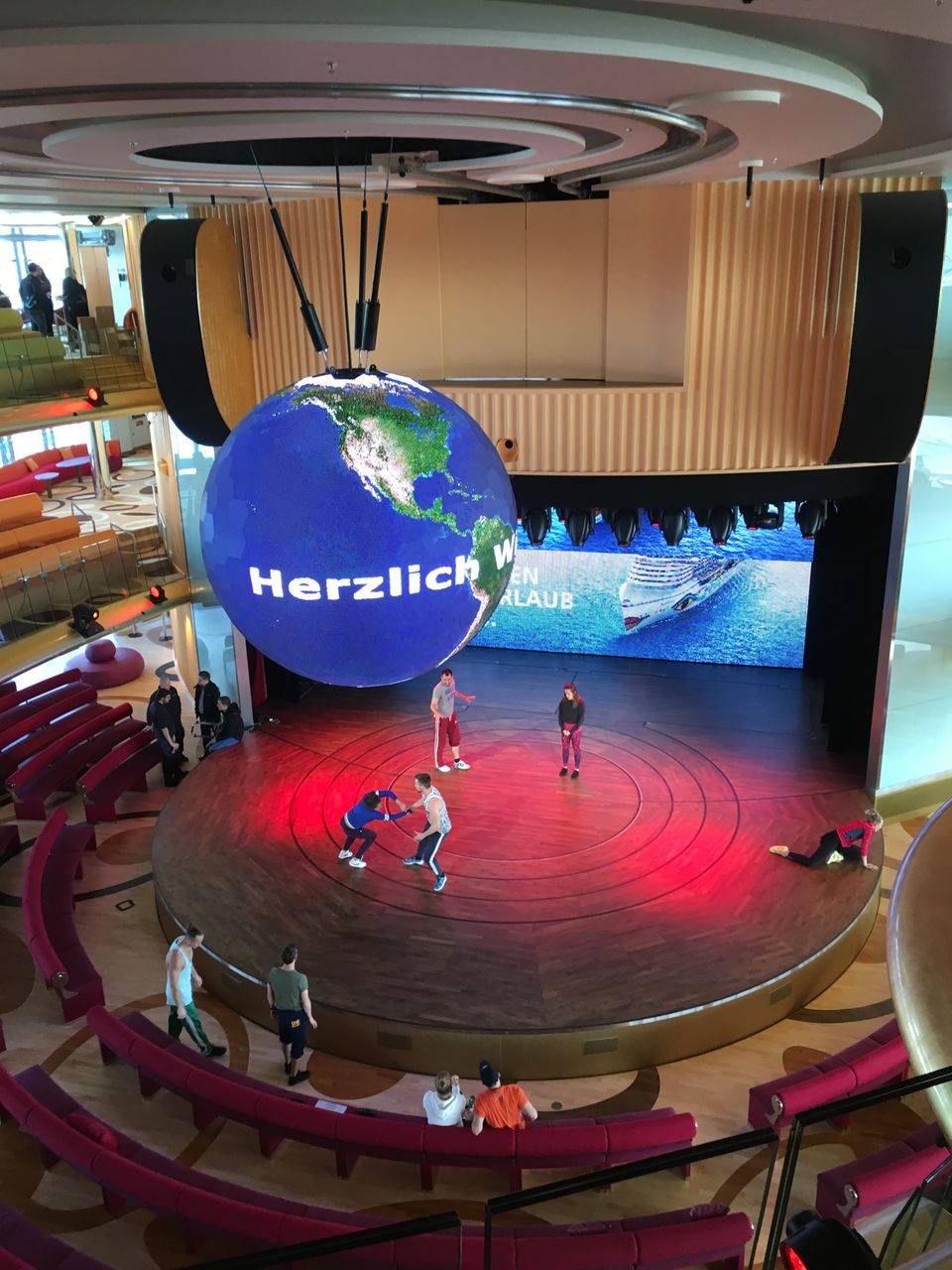 Technisches Highlight im Theatrium ist der fast eine Tonne schwere LED-Ball, der mit einem Durchmesser von drei Metern über der Bühne schwebt. Über 400.000 LEDs zeigen hier beeindruckende Bilder in 360 Grad und sorgen in den Shows für besonders spektakuläre Effekte.