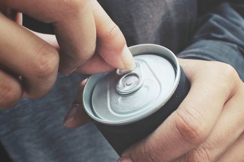 Hilft es wirklich, mit dem Finger auf die Coladose zu klopfen?