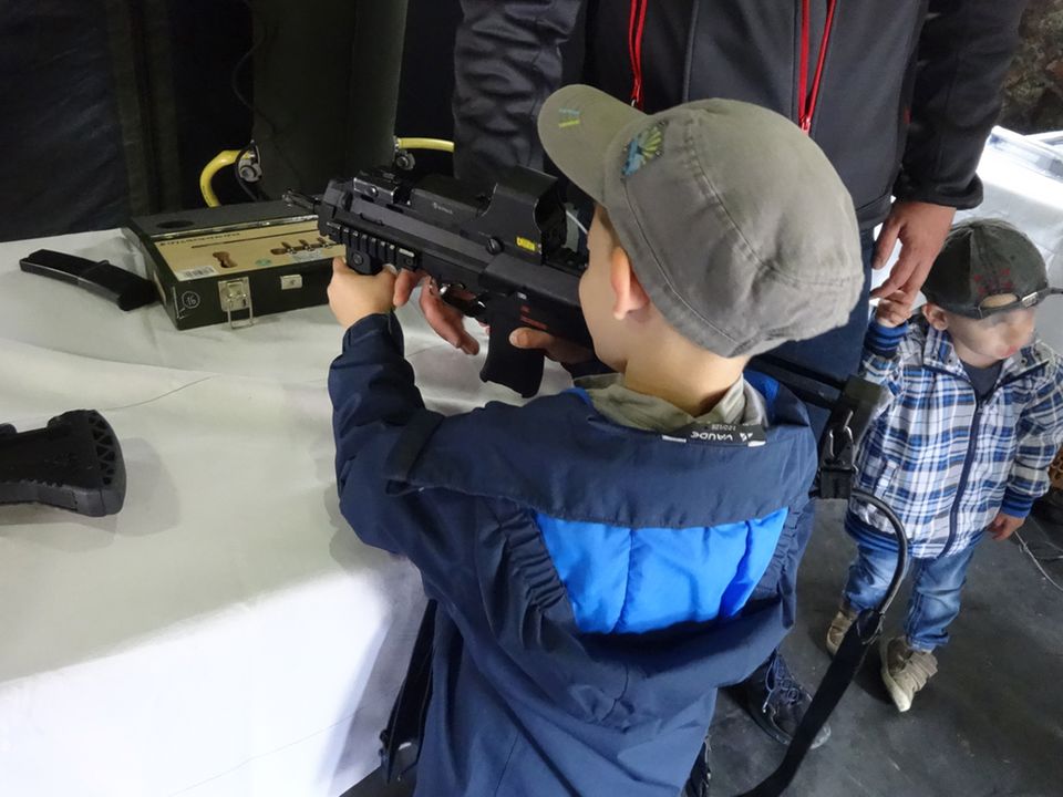 Bundeswehr lässt Kinder mit echten Waffen spielen