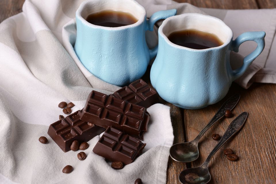 Sirtfood-Diät: Zwei Becher Kaffee und dunkle Schokolade