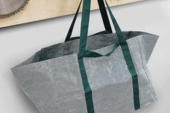 Die blaue Ikea-Tasche bekommt zwei Design-Upgrades! Die blaue Ikea-Tasche bekommt zwei Design-Upgrades!