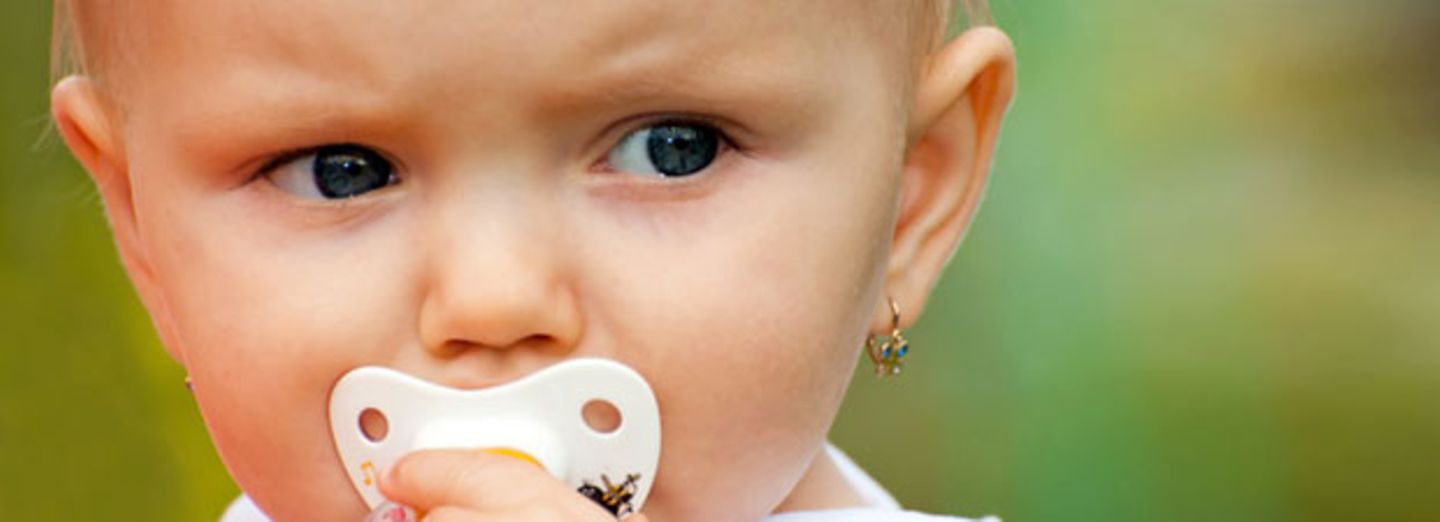 Zu jung für Piercings: Gehören Baby-Ohrlöcher verboten?