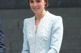Zur Zeremonie in der St. Paul's Cathedral trug die Duchess of Cambridge ein babyblaues Kleid von Catherine Walker.