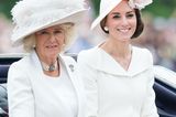 Kate trägt wieder ihren Mappin & Webb Empress-Anhänger, dieses Mal mit neuen Perlen-Ohrringen in einer für sie ungewöhnlichen Größe. Hier mit Camilla, Duchess of Cornwall, in der Kutsche.