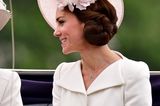Zum Mantelkleid kombinierte Kate eine neue Frisur und einen neuen Hut. Der zartrosa Hut mit Blüte wurde von dem Iren Philip Treacy designed.