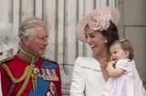 Für die Geburtstagsparade mischte Kate Altes und Neues: Das Mantelkleid von Alexander McQueen trug Kate bereits bei der Taufe von Prinzessin Charlotte. Die Kleine war das erste Mal auf dem Balkon des Buckingham Palace dabei und stahl der Mama fast die Show.