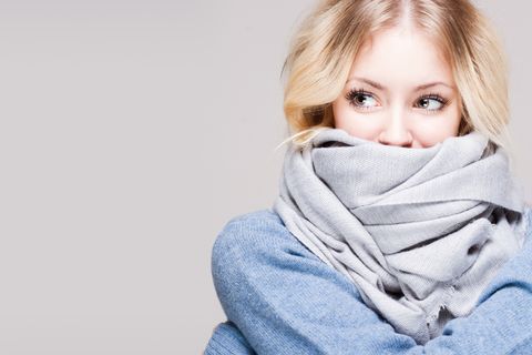 Zink gegen Erkältung: Frau trägt großen Schal