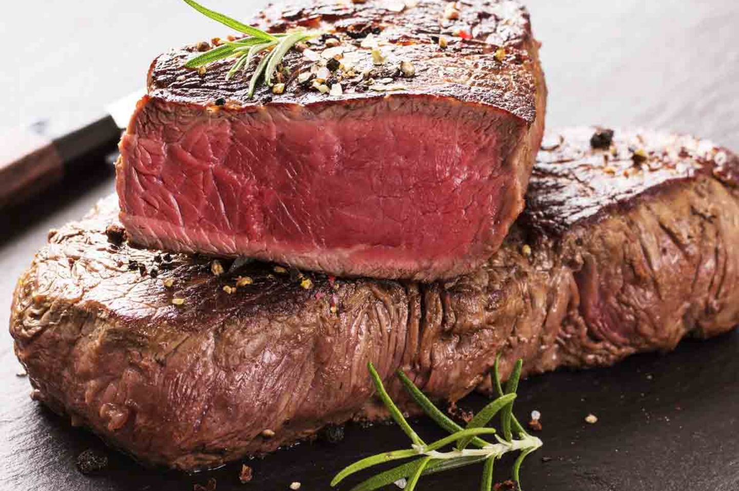 Steak grillen: Zwei Stück Grillfleisch, fertig zum Servieren