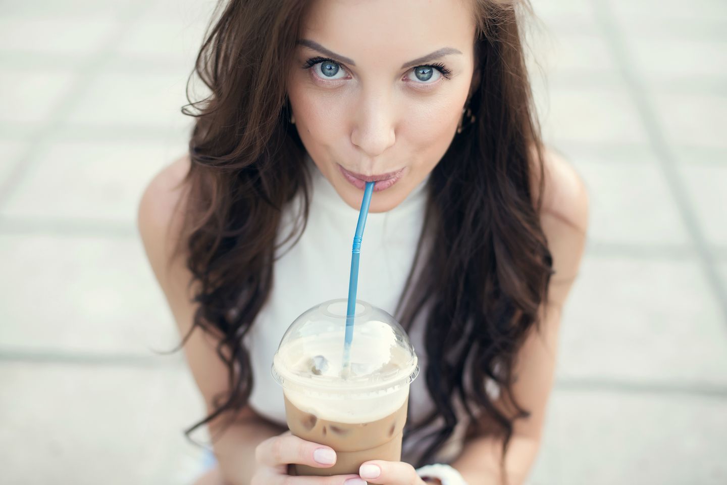 Eiskaffee und normaler Kaffee im Koffein-Vergleich