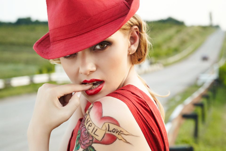 Tattoo-Ideen: Frau mit tätowiertem Herz